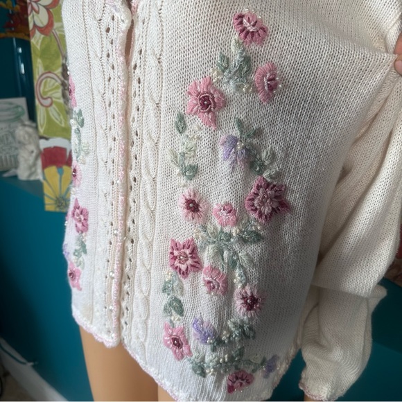 VINTAGE Beautiful Granny Floral Embroidered Pearl Buttons
Sweater Cardigan Large - Picture 5 of 10